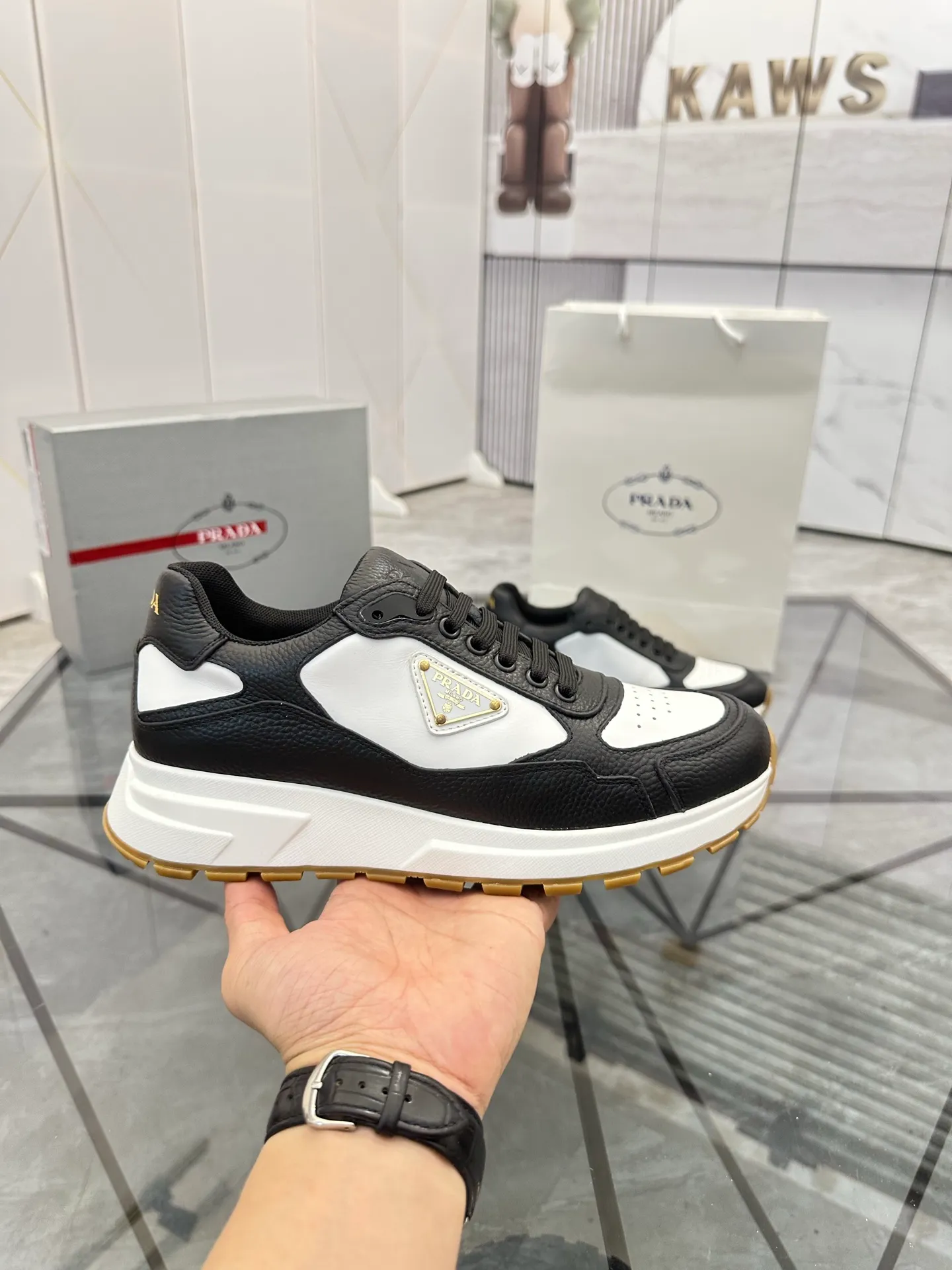 Men's shoes: 💰P600¥ High-end top quality Product trademark: Prada *"Prada*" low-top casual shoes Regular size: 38-45 (can be customized to 46) Product material: imported cowhide upper, breathable lining, cowhide foot pads, original ultra-light foam outsole. No.: 001